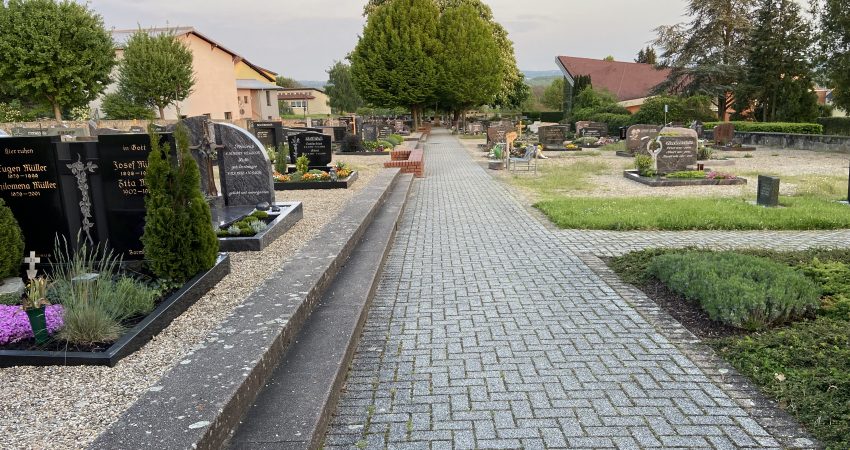 Hauptweg des Friedhofs